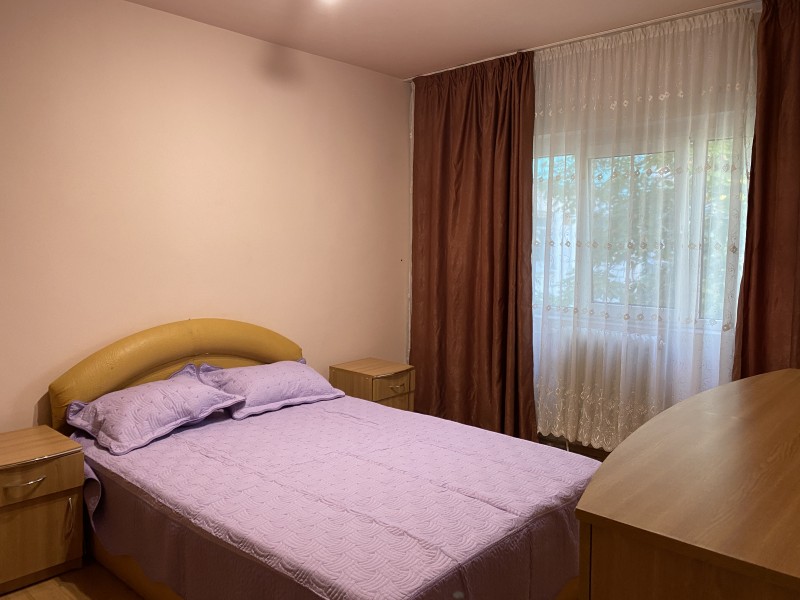 Inchiriere apartament 2 camere decomandat, mobilat, etaj 1/4, Calea Bucuresti, zona Institut