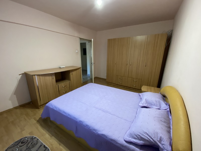 Inchiriere apartament 2 camere decomandat, mobilat, etaj 1/4, Calea Bucuresti, zona Institut