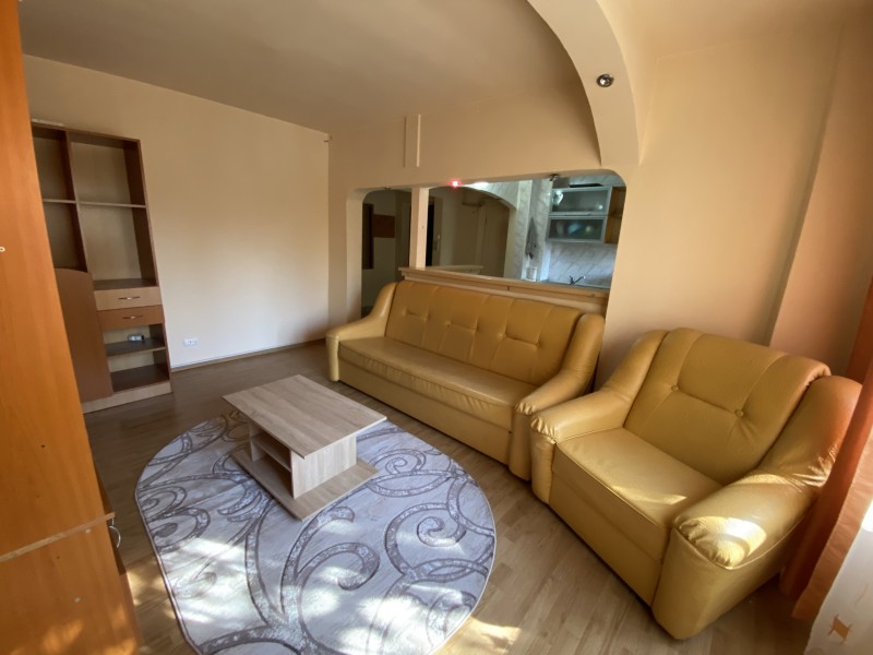Inchiriere apartament 2 camere decomandat, mobilat, etaj 1/4, Calea Bucuresti, zona Institut
