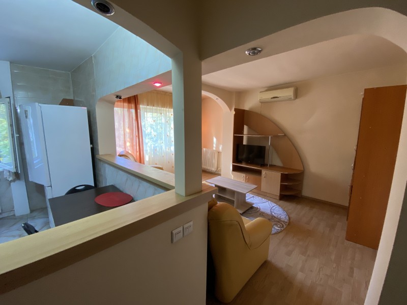 Inchiriere apartament 2 camere decomandat, mobilat, etaj 1/4, Calea Bucuresti, zona Institut