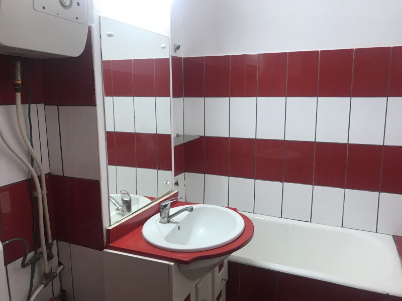 Inchiriere apartament 2 camere decomandat, mobilat, etaj 3/4, 1 Mai, zona Kaufland