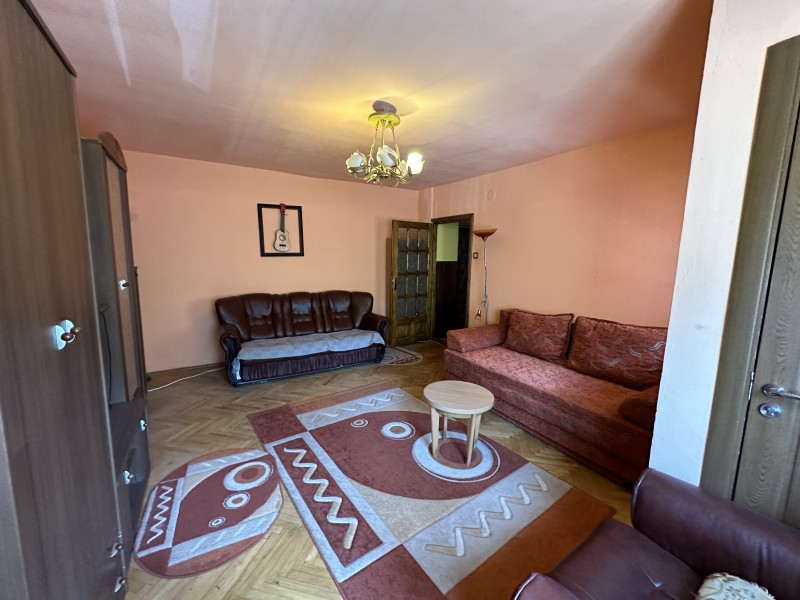 Inchiriere apartament 2 camere decomandat, mobilat, etaj 2/4, Calea Bucuresti, zona Piata Centrala