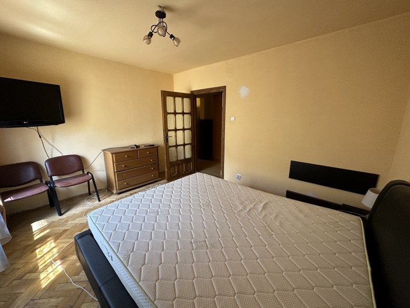 Inchiriere apartament 2 camere decomandat, mobilat, etaj 2/4, Calea Bucuresti, zona Piata Centrala