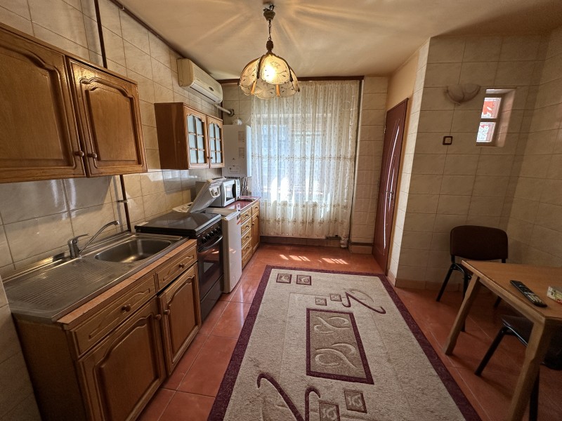 Inchiriere apartament 2 camere decomandat, mobilat, etaj 2/4, Calea Bucuresti, zona Piata Centrala