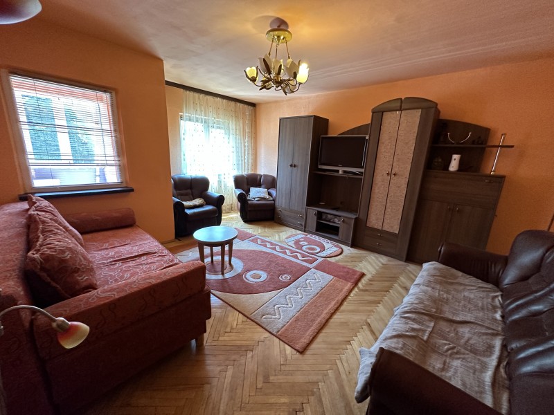 Inchiriere apartament 2 camere decomandat, mobilat, etaj 2/4, Calea Bucuresti, zona Piata Centrala