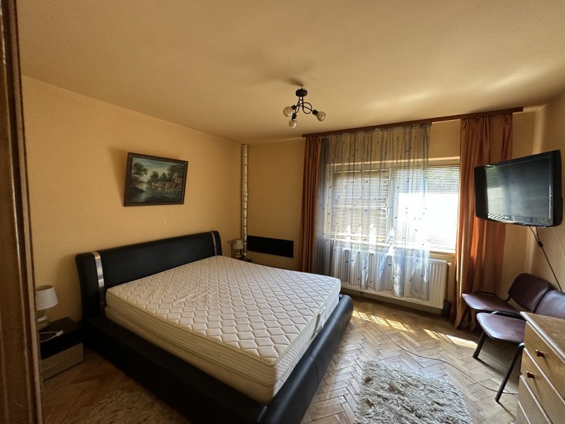 Inchiriere apartament 2 camere decomandat, mobilat, etaj 2/4, Calea Bucuresti, zona Piata Centrala