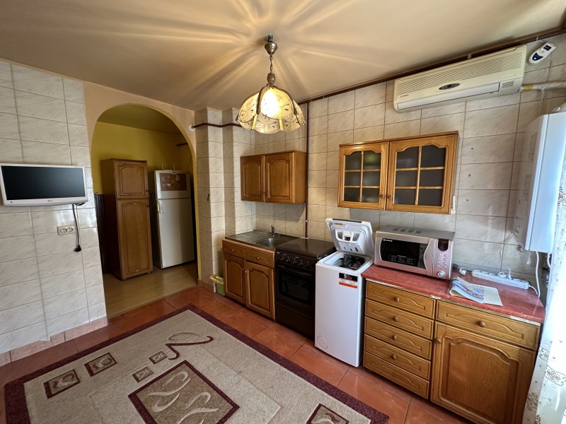 Inchiriere apartament 2 camere decomandat, mobilat, etaj 2/4, Calea Bucuresti, zona Piata Centrala