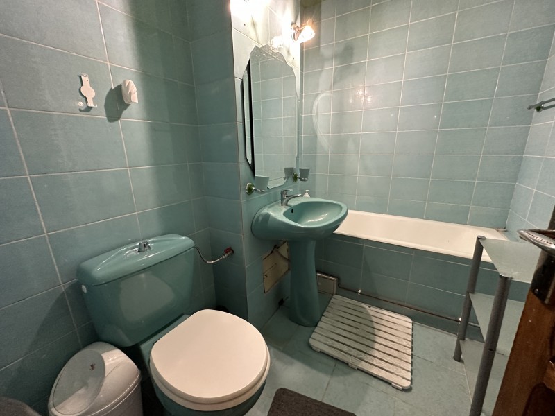 Inchiriere apartament 2 camere decomandat, mobilat, etaj 2/4, Calea Bucuresti, zona Piata Centrala