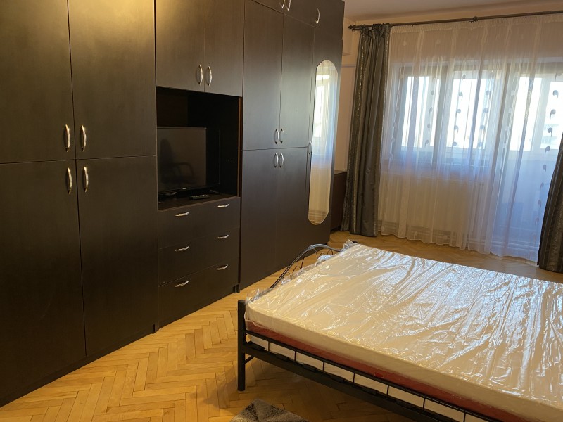 Inchiriere apartament 2 camere decomandat, mobilat, etaj 6/7, Calea Bucuresti, zona Piata Centrala