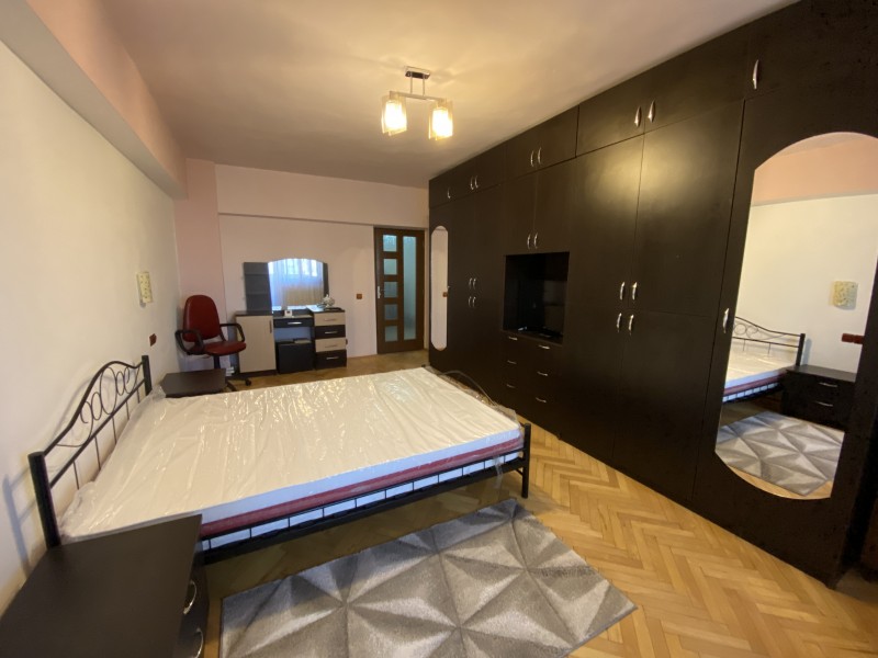 Inchiriere apartament 2 camere decomandat, mobilat, etaj 6/7, Calea Bucuresti, zona Piata Centrala