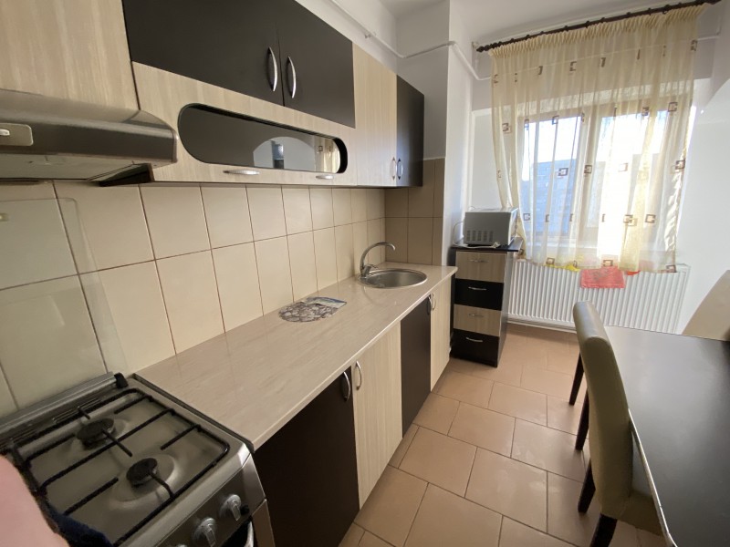 Inchiriere apartament 2 camere decomandat, mobilat, etaj 6/7, Calea Bucuresti, zona Piata Centrala