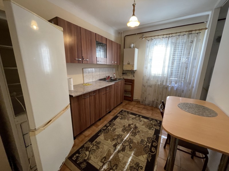 Inchiriere apartament 2 camere decomandat, mobilat, parter/4, 1 Mai, zona Sara