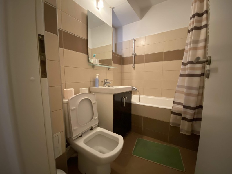 Inchiriere apartament 2 camere semidecomandat, mobilat, etaj 2/4, Centru, zona Primarie