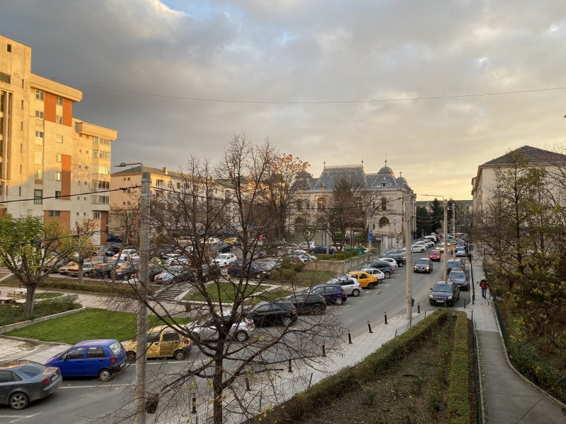 Inchiriere apartament 2 camere semidecomandat, mobilat, etaj 2/4, Centru, zona Primarie