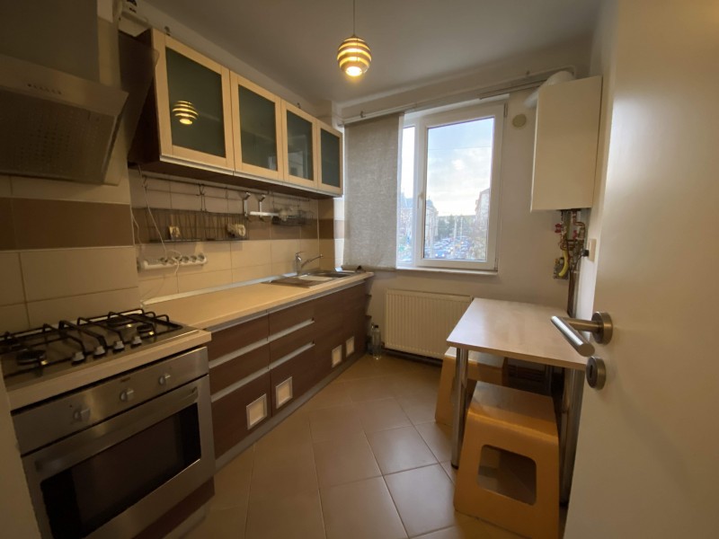 Inchiriere apartament 2 camere semidecomandat, mobilat, etaj 2/4, Centru, zona Primarie
