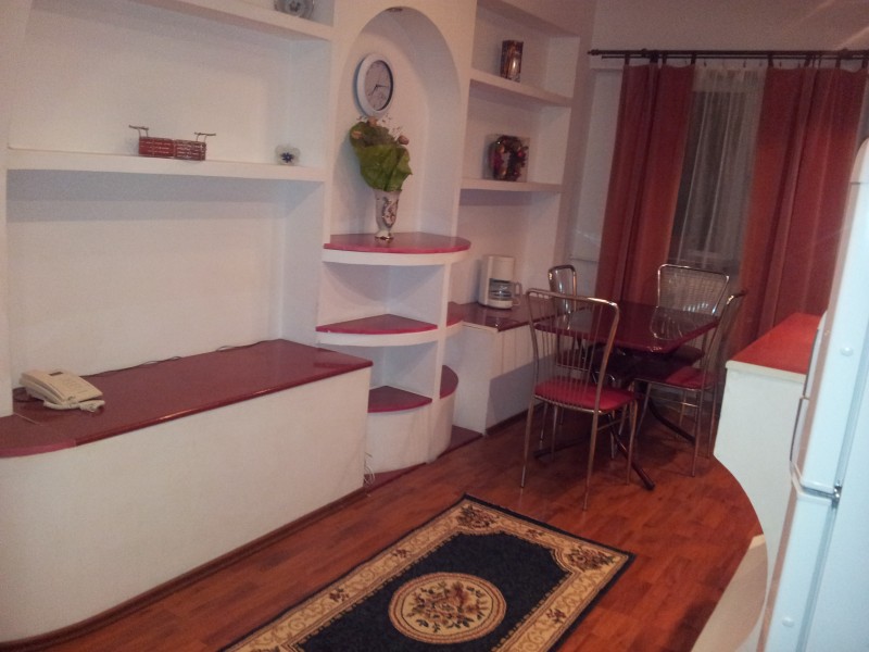 Inchiriere apartament 3 camere decomandat, etaj 4/7, an constructie 1995, Calea Bucuresti, zona Piata Centrala