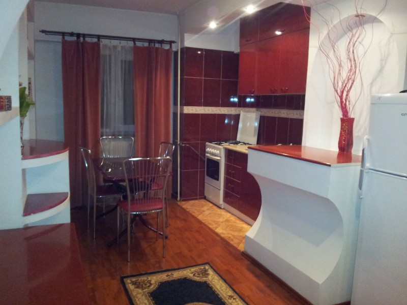 Inchiriere apartament 3 camere decomandat, etaj 4/7, an constructie 1995, Calea Bucuresti, zona Piata Centrala