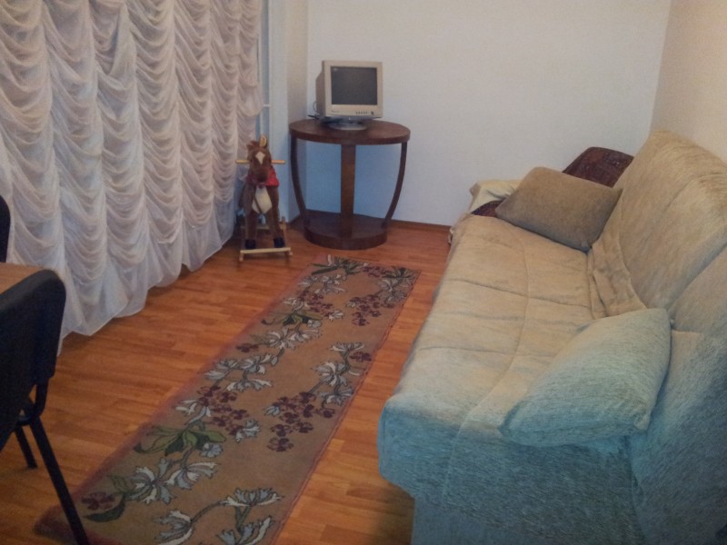 Inchiriere apartament 3 camere decomandat, etaj 4/7, an constructie 1995, Calea Bucuresti, zona Piata Centrala