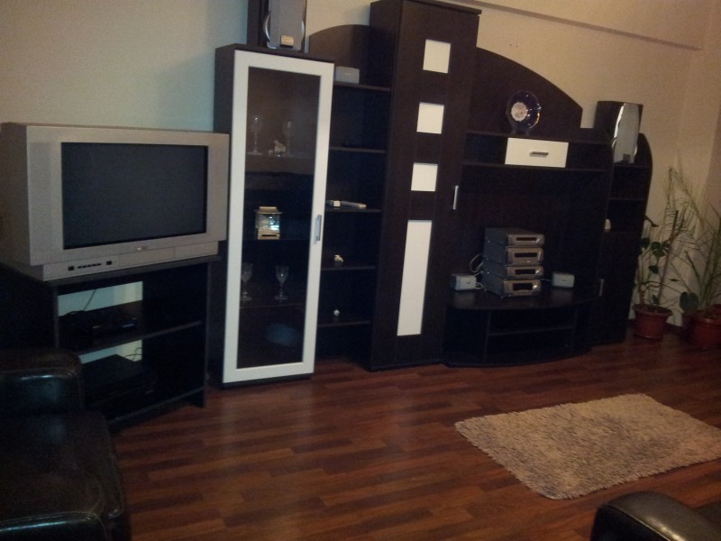 Inchiriere apartament 3 camere decomandat, etaj 4/7, an constructie 1995, Calea Bucuresti, zona Piata Centrala