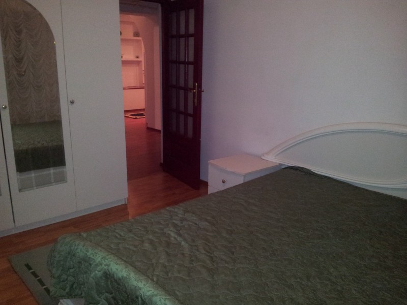 Inchiriere apartament 3 camere decomandat, etaj 4/7, an constructie 1995, Calea Bucuresti, zona Piata Centrala