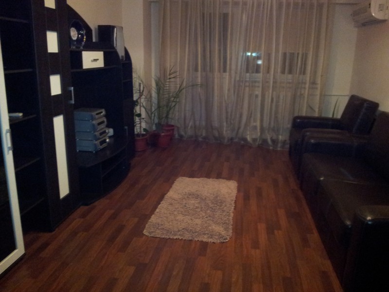 Inchiriere apartament 3 camere decomandat, etaj 4/7, an constructie 1995, Calea Bucuresti, zona Piata Centrala