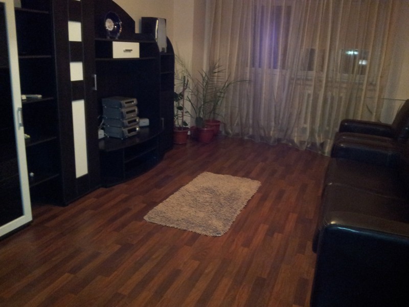 Inchiriere apartament 3 camere decomandat, etaj 4/7, an constructie 1995, Calea Bucuresti, zona Piata Centrala