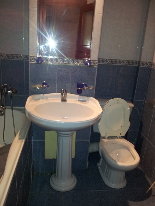 Inchiriere apartament 3 camere decomandat, etaj 4/7, an constructie 1995, Calea Bucuresti, zona Piata Centrala