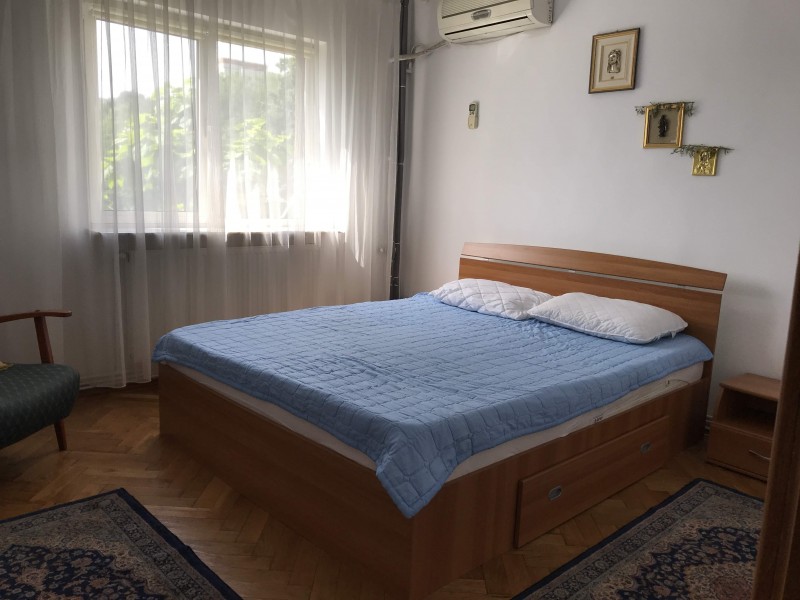 Inchiriere apartament 3 camere decomandat, mobilat, etaj 1/4, Calea Severinului, zona Gradina Botanica