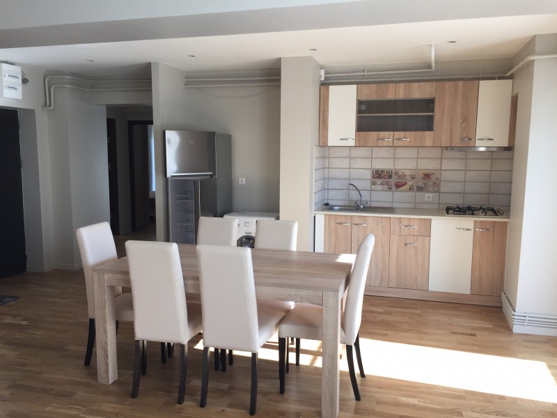 Inchiriere apartament 3 camere decomandat, mobilat, etaj 1/7, an constructie 1994, Calea Bucuresti, zona Mc'Donalds