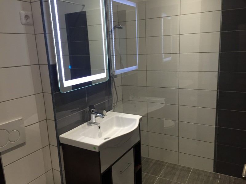 Inchiriere apartament 3 camere decomandat, mobilat, etaj 1/7, an constructie 1994, Calea Bucuresti, zona Mc'Donalds