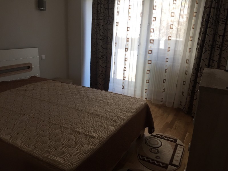 Inchiriere apartament 3 camere decomandat, mobilat, etaj 1/7, an constructie 1994, Calea Bucuresti, zona Mc'Donalds