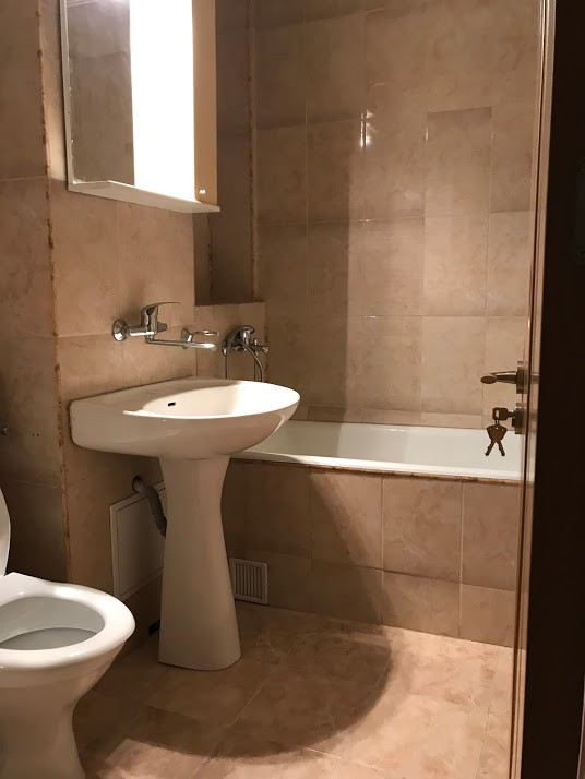 Inchiriere apartament 3 camere decomandat, mobilat, etaj 2/7, an constructie 1995, Calea Bucuresti, zona Piata Centrala