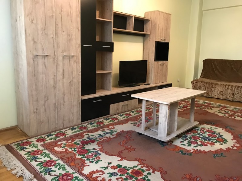 Inchiriere apartament 3 camere decomandat, mobilat, etaj 2/7, an constructie 1995, Calea Bucuresti, zona Piata Centrala