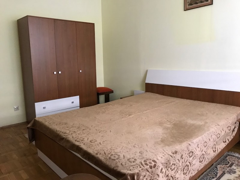 Inchiriere apartament 3 camere decomandat, mobilat, etaj 2/7, an constructie 1995, Calea Bucuresti, zona Piata Centrala