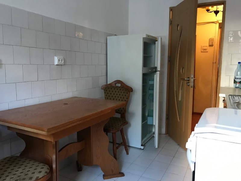 Inchiriere apartament 3 camere decomandat, mobilat, etaj 2/7, an constructie 1995, Calea Bucuresti, zona Piata Centrala
