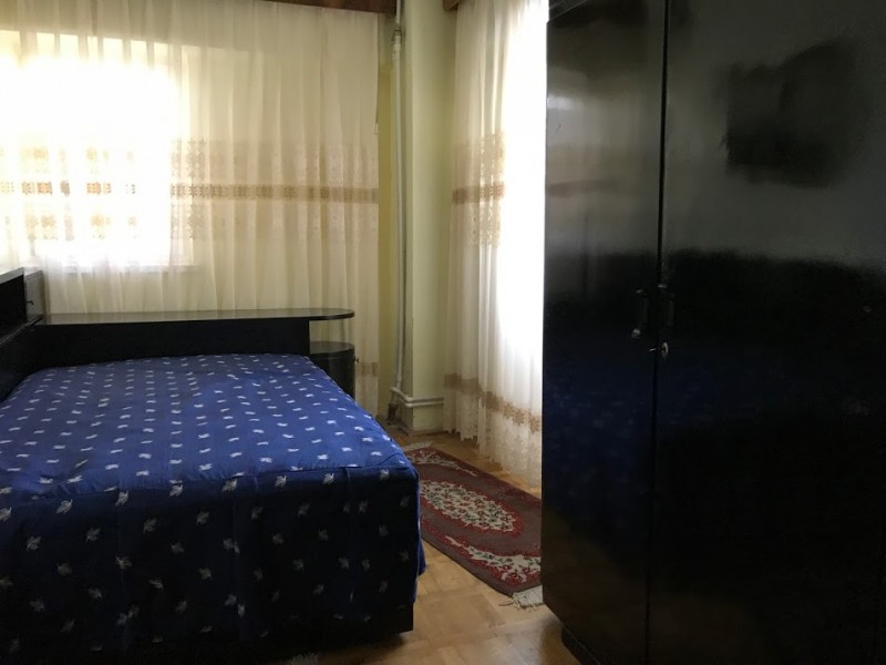 Inchiriere apartament 3 camere decomandat, mobilat, etaj 2/7, an constructie 1995, Calea Bucuresti, zona Piata Centrala