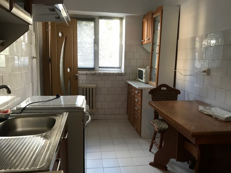 Inchiriere apartament 3 camere decomandat, mobilat, etaj 2/7, an constructie 1995, Calea Bucuresti, zona Piata Centrala