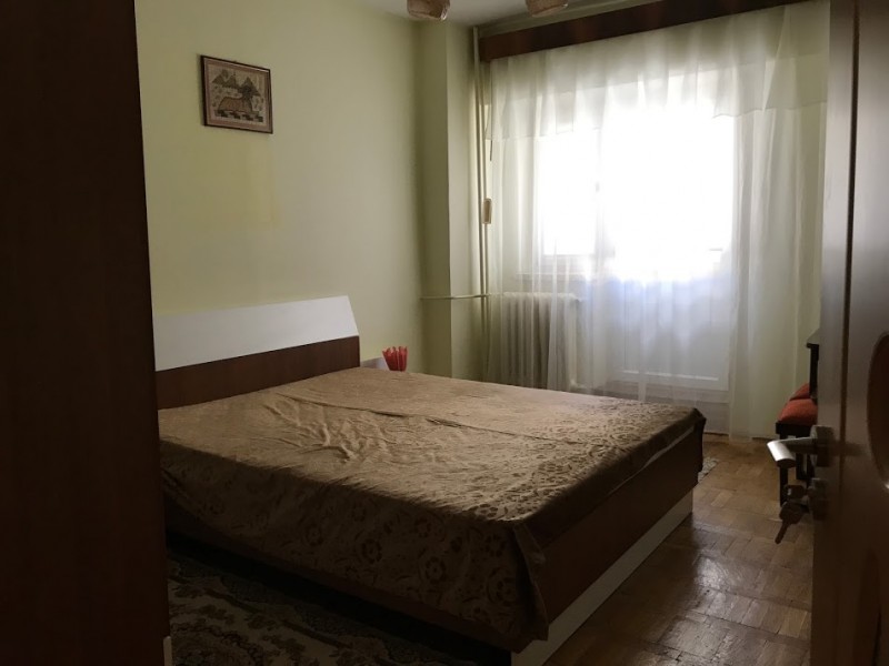Inchiriere apartament 3 camere decomandat, mobilat, etaj 2/7, an constructie 1995, Calea Bucuresti, zona Piata Centrala