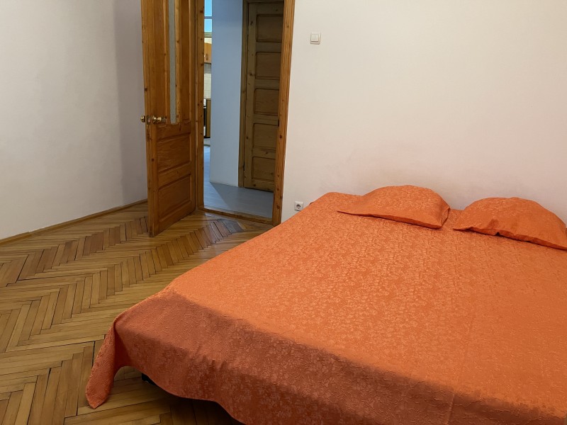 Inchiriere apartament 3 camere decomandat, mobilat, etaj 4/7, Calea Bucuresti, zona Piata Centrala