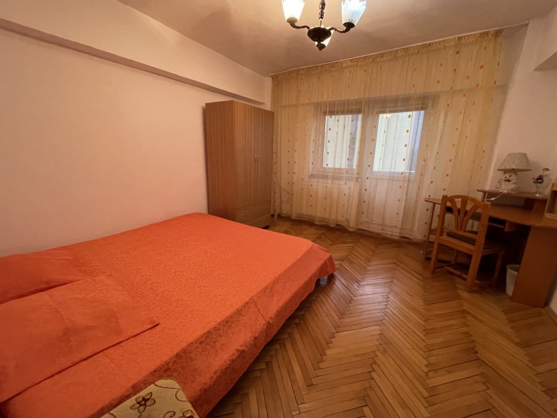 Inchiriere apartament 3 camere decomandat, mobilat, etaj 4/7, Calea Bucuresti, zona Piata Centrala