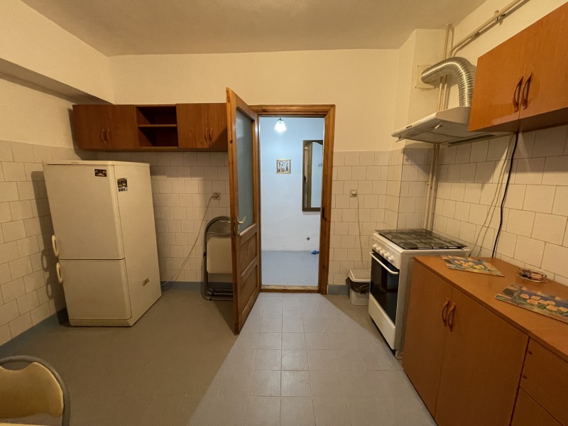 Inchiriere apartament 3 camere decomandat, mobilat, etaj 4/7, Calea Bucuresti, zona Piata Centrala