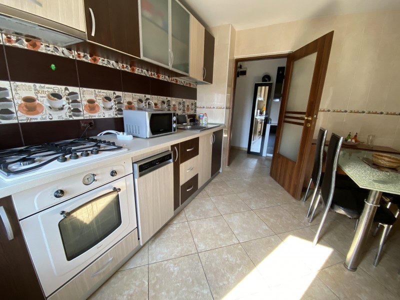 Inchiriere apartament 3 camere decomandat, mobilat, etaj 4/4, 1 Mai, zona Sara
