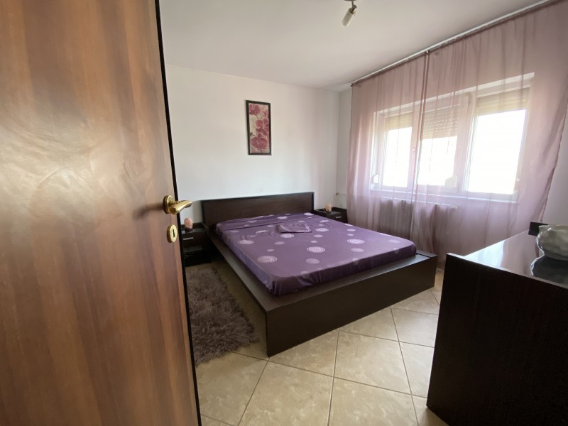 Inchiriere apartament 3 camere decomandat, mobilat, etaj 4/4, 1 Mai, zona Sara