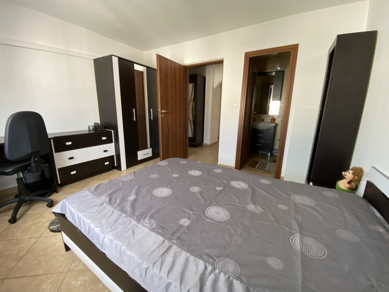 Inchiriere apartament 3 camere decomandat, mobilat, etaj 4/4, 1 Mai, zona Sara