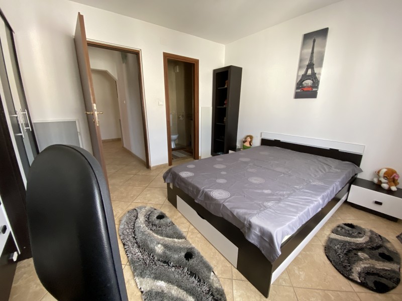 Inchiriere apartament 3 camere decomandat, mobilat, etaj 4/4, 1 Mai, zona Sara