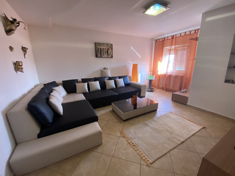Inchiriere apartament 3 camere decomandat, mobilat, etaj 4/4, 1 Mai, zona Sara