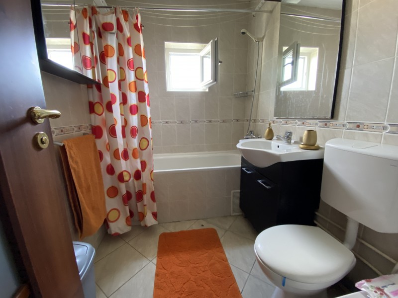 Inchiriere apartament 3 camere decomandat, mobilat, etaj 4/4, 1 Mai, zona Sara