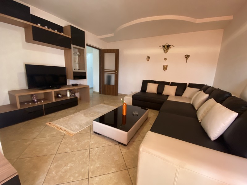 Inchiriere apartament 3 camere decomandat, mobilat, etaj 4/4, 1 Mai, zona Sara