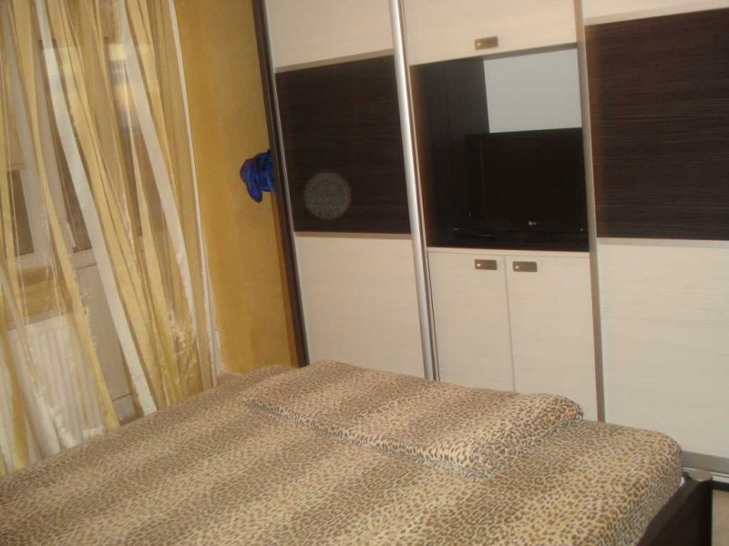 Inchiriere apartament 3 camere decomandat, mobilat, etaj 4/4, Calea Bucuresti, zona OMV
