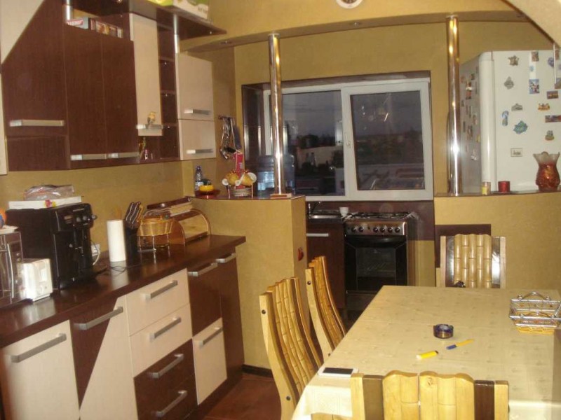 Inchiriere apartament 3 camere decomandat, mobilat, etaj 4/4, Calea Bucuresti, zona OMV